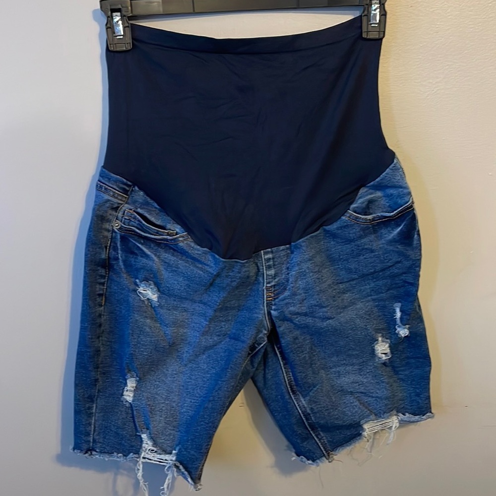 Time and Tru Maternity distressed denim shorts/bermudas size S